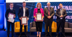 na zdjęciu znajduje się laureat konkursu oraz osoby wręczające nagrody