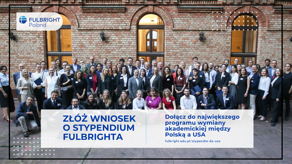 Grafika promocyjna programu Fulbright Poland. Na tle ceglanego budynku z dużymi, łukowymi oknami stoi liczna grupa kilkudziesięciu osób pozujących do wspólnego zdjęcia. W lewym górnym rogu widoczne jest logo „Fulbright Poland”. Na dole grafiki znajduje się duży napis: „ZŁÓŻ WNIOSEK O STYPENDIUM FULBRIGHTA”, a obok tekst: „Dołącz do największego programu wymiany akademickiej między Polską a USA” oraz adres strony: fulbright.edu.pl/stypendia-do-usa.