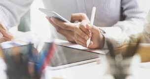 dwoje ludzi z tabletem i telefonem