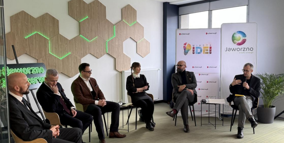 Widok na wszystkich uczestników debaty.