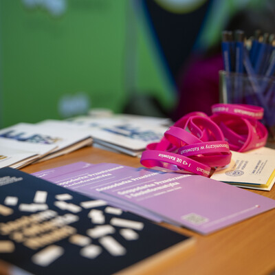 Materiały promocyjne rozłożone na stoliku.
