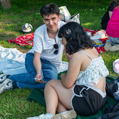 Zdjęcie studentów podczas pikniku w parku 