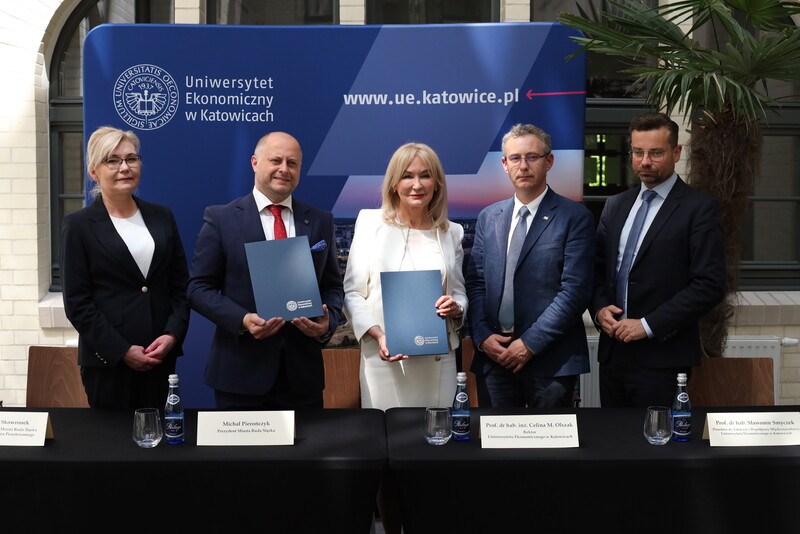 Na zdjęciu znajdują się władcze uczelni oraz prezydent miasta Ruda Śląska wraz z zastępcą