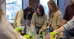 studentki robiące swoje lasy w słoiku