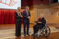 JMR wręczająca wyróżnienie