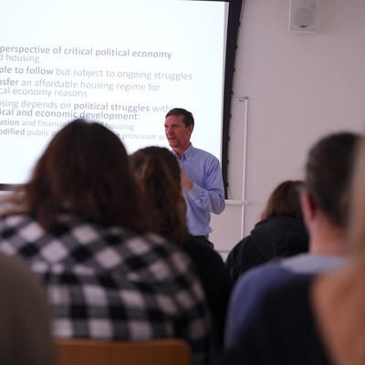 Prof. Johannes Jäger wygłaszający wykład.