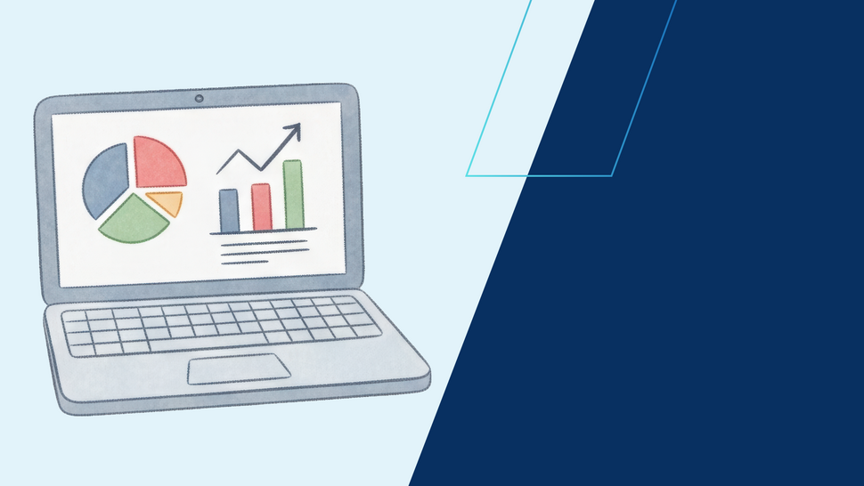 „Ilustracja przedstawia otwarty laptop z wykresami na ekranie: kołowym oraz słupkowym z rosnącą linią trendu. Po lewej stronie dominuje jasne tło, a po prawej znajduje się granatowy obszar z geometrycznymi liniami.