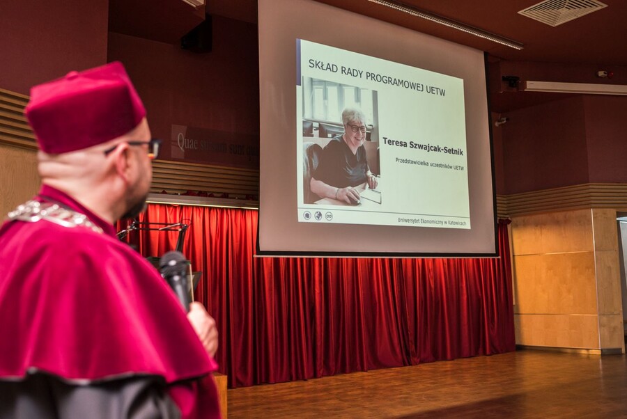 prof. Wolny patrzący na ekran wyświetlający prezentację