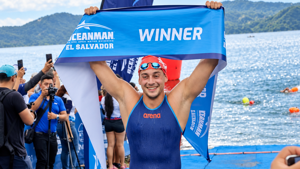 Zdjęcie Michała Tomaszowskiego z szarfą z napisem "winner"