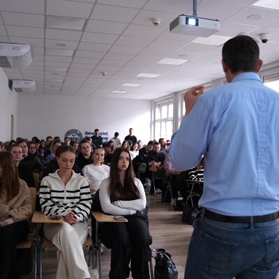 Widok na salę pełną studentów.