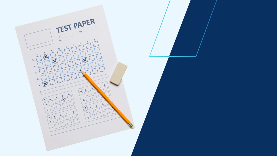 Arkusz testowy z pytaniami wielokrotnego wyboru, na którym zaznaczono kilka odpowiedzi; na kartce leży żółty ołówek i gumka.