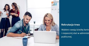 dwójka ludzi siedzi przy biurku wspólnie pracując, po prawej stronie napisy zachęcające do zaaplikowania na staż