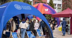 Namiot UE Katowice, obok uczestnicy