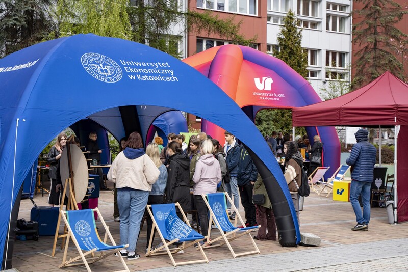 Namiot UE Katowice, obok uczestnicy
