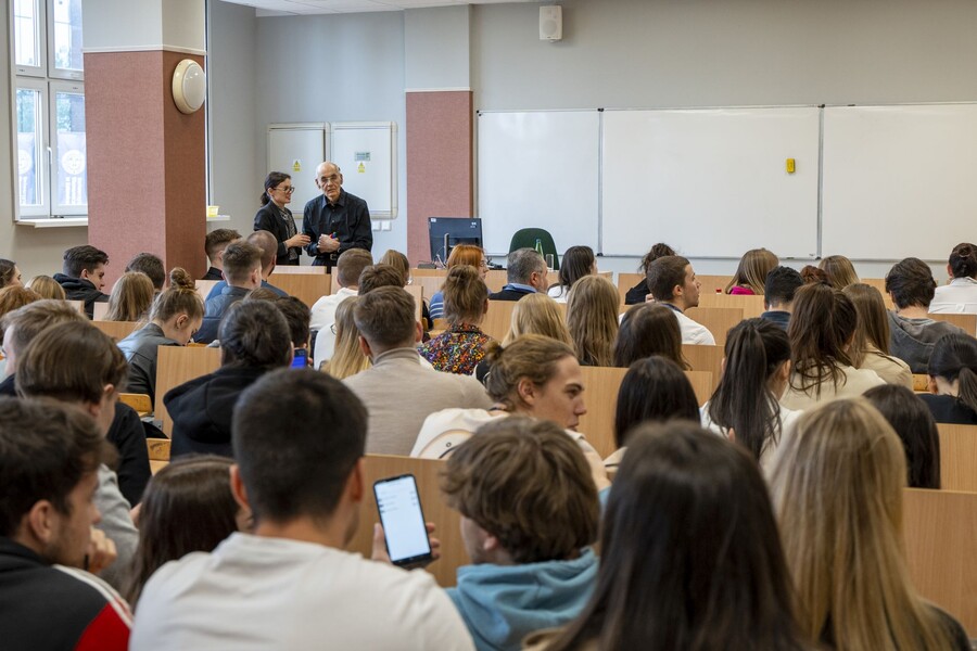sala pełna studentów