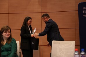 prof. Smyczek wręczający upominki 