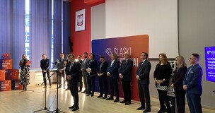 prof. Maciej Nowak podczas konferencji, w tle pozostali uczestnicy breifeingu