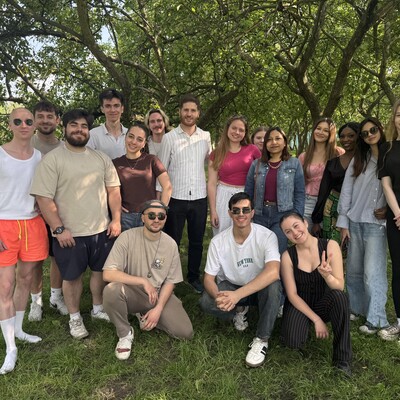 Zdjęcie studentów podczas pikniku w parku 