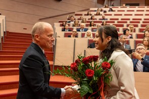 przewodnicząca parlamentu składająca kwiaty prof. Dyduchowi