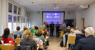 sala pełna uczestników, na przodzie osoby prowadzące szkolenie