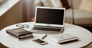 Obrazek przedstawia laptopa na biurku.