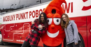 studenci organizujący akcję przed autobusem krwiodawstwa 