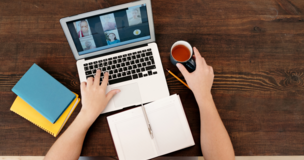 rozmowa online, laptop na stole obok książki