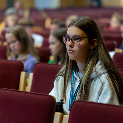 Zdjęcia przedstawiają inaugurację XXXV edycji Ekonomicznego Uniwersytetu Dziecięcego w Katowicach, w której uczestniczyło prawie 150 młodych studentów. Fotografie dokumentują uroczyste rozpoczęcie programu oraz pierwsze zajęcia ekonomiczne dla dzieci. 