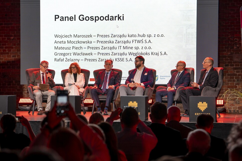 prelegenci na scenie podczas wydarzenia 