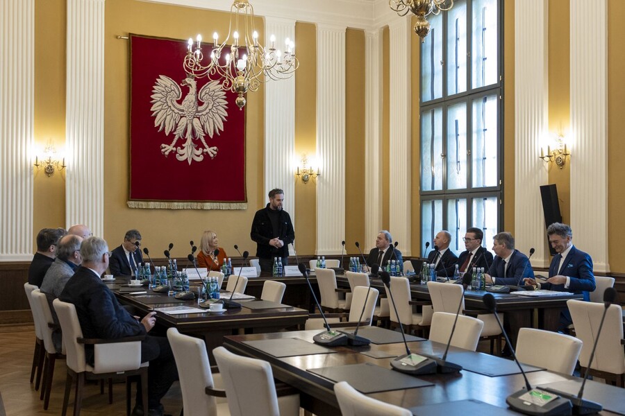 zdjęcie wykonane podczas spotkania, przedstawia jego uczestników