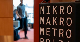 kostka z napisem mikro, makro, metropolia