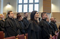 promowani doktoranci w ławkach Auli