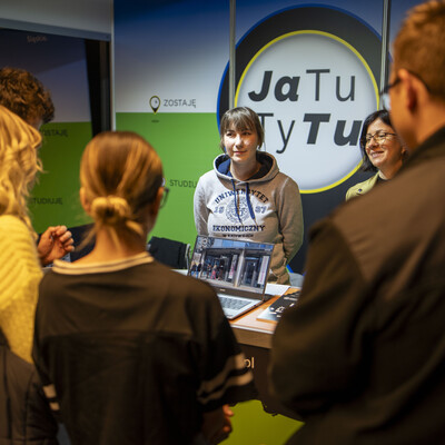 dr Majorek-Gdula i dr Dubiel przy stoisku, w trakcie rozmowy ze studentami.