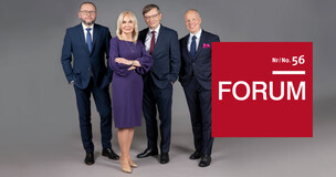 Four university authorities in business attire standing next to a red banner promoting the 56th edition of Forum magazine.