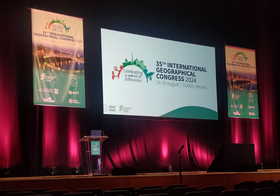 Logo i nazwa konferencji wyświetlone na rzutniku.