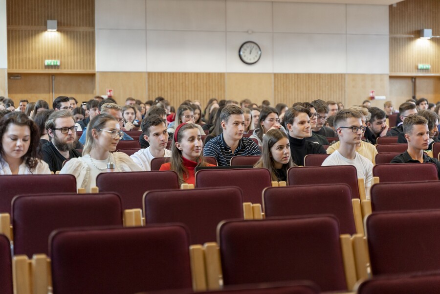 studenci słuchający wykladu 