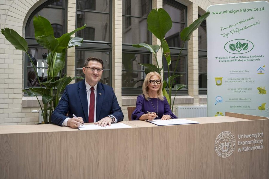 zdjęcie wykonane podczas podpisania