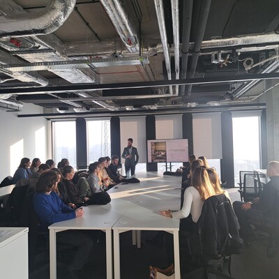 Studenci w Sali konferencyjnej podczas prezentacji o elastycznych powierzchniach biurowych CitySpace