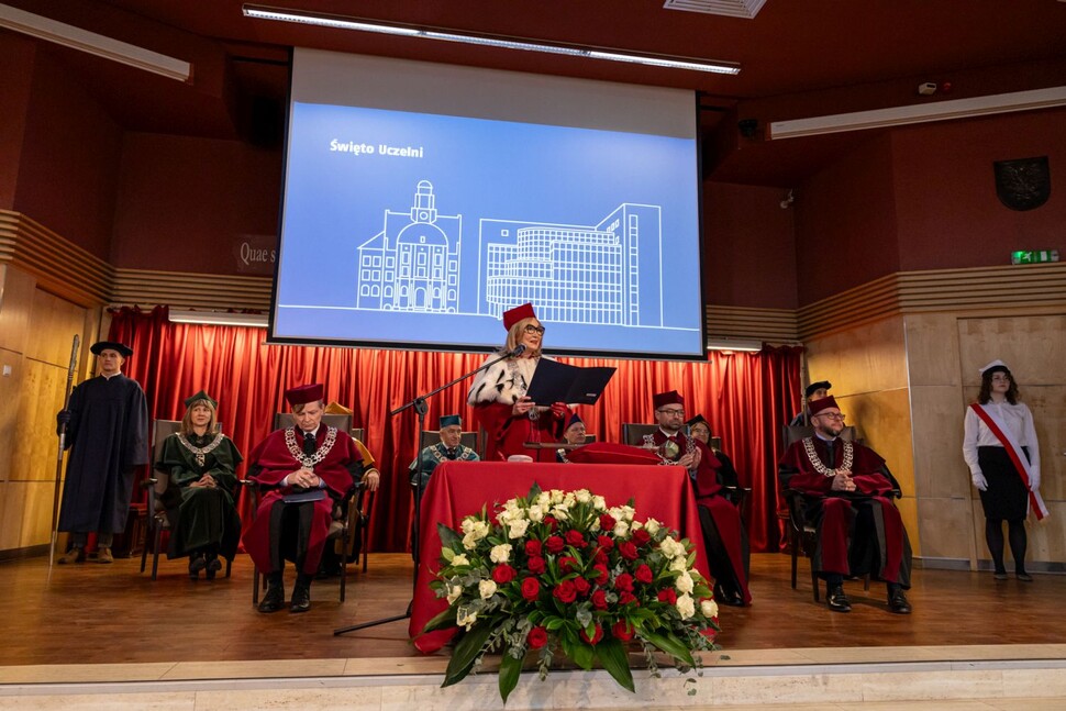 JM Rektor, Prorektorzy, Dziekani na podium podczas Święta Uczelni