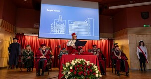JM Rektor, Prorektorzy, Dziekani na podium podczas Święta Uczelni