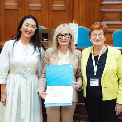 zdjęcie wykonane podczas wręczania akredytacji