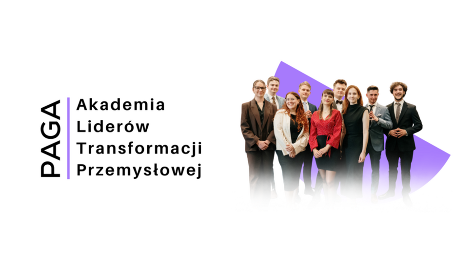 Grupa młodych dorosłych ubranych elegancko stoi razem na białym tle z fioletowym graficznym elementem w tle. Po lewej stronie widoczne jest logo PAGA oraz napis ‘Akademia Liderów Transformacji Przemysłowej’.