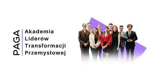 Grupa młodych dorosłych ubranych elegancko stoi razem na białym tle z fioletowym graficznym elementem w tle. Po lewej stronie widoczne jest logo PAGA oraz napis ‘Akademia Liderów Transformacji Przemysłowej’.
