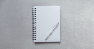biały notes i długopis