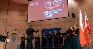 chór na scenie w Auli