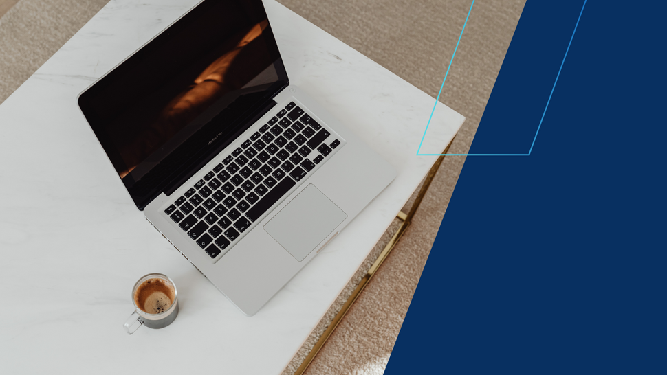 grafika ozdobna; laptop i kawa na stole