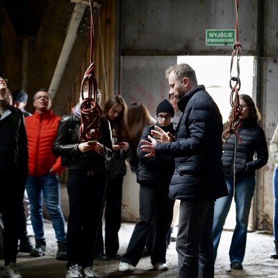 Studenci słuchający prowadzącego