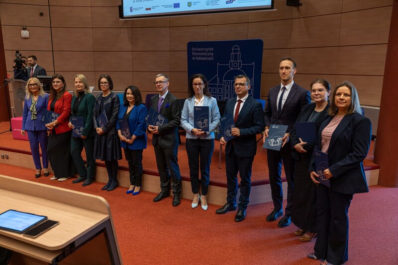 Zdjęcie JMR oraz zespół Centrum (lista osób dostępna jest w newsie)