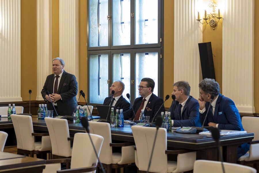 zdjęcie wykonane podczas spotkania, przedstawia jego uczestników