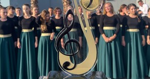 nagroda i członkowie chóru w tle 